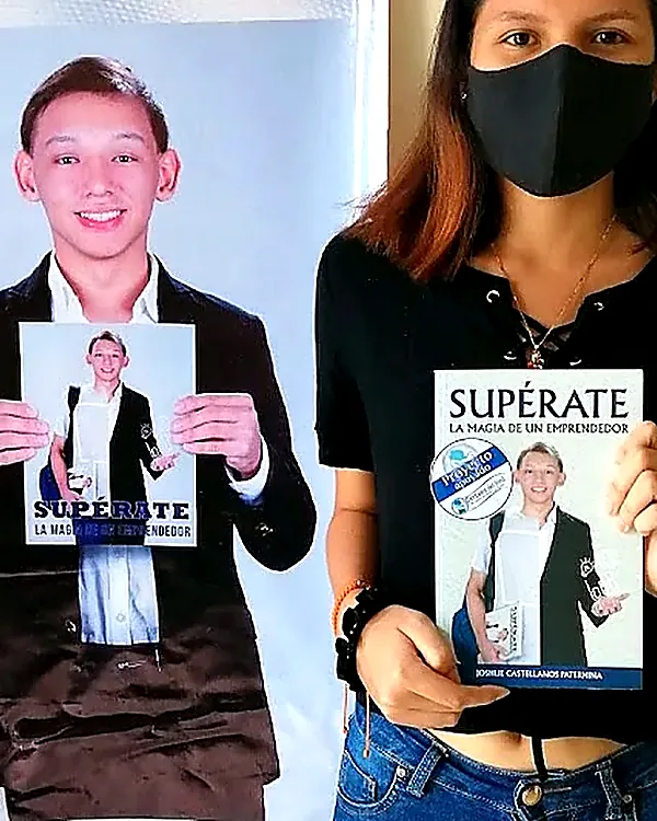Estudiantes ganadores de ejemplares del libro Supérate, la magia de un emprendedor