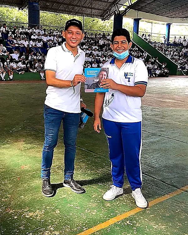 Estudiante recibiendo su beca en la ceremonia de Sahagún, Córdoba