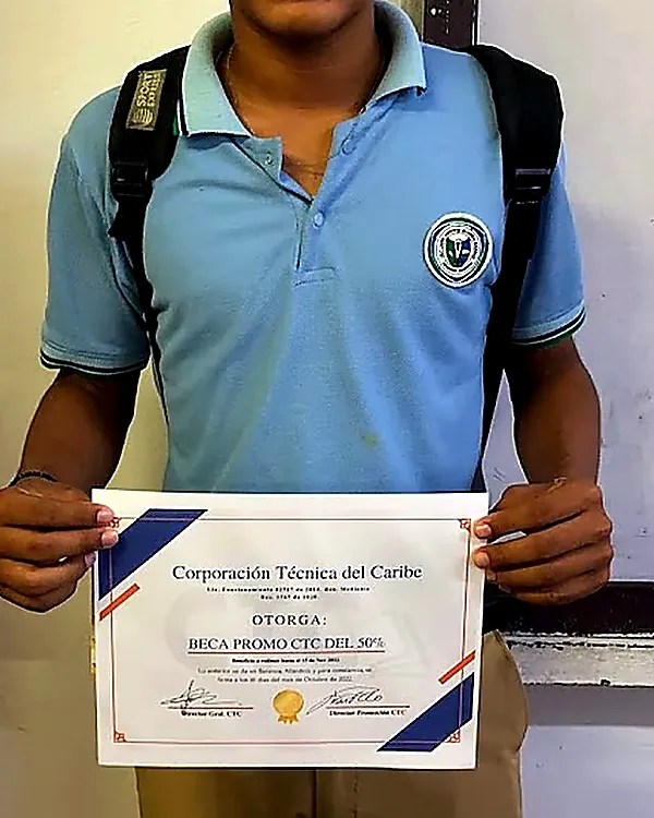 Estudiantes becados durante la ceremonia de entrega en el departamento del Atlántico