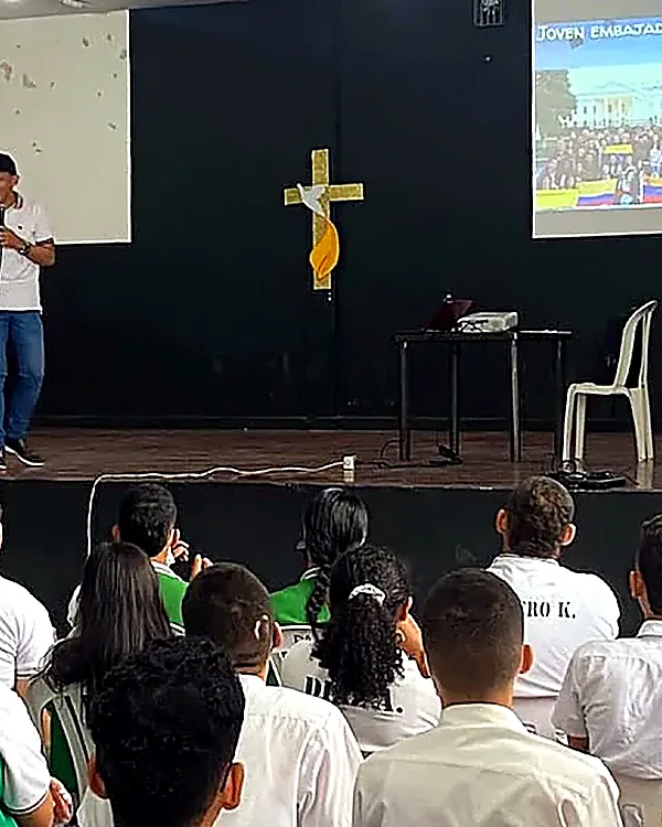 Estudiantes becados en la ceremonia de entrega de Sincelejo, Sucre