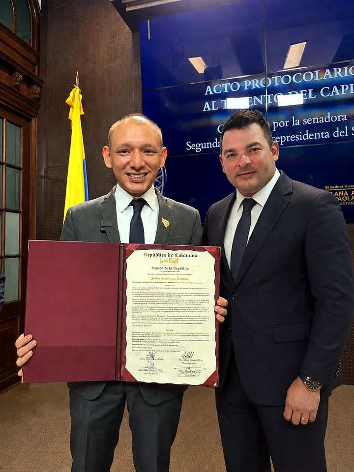 Joshue Castellanos y Joshua Cortes en el acto protocolario del Senado de la República de Colombia, con la distinción otorgada a Joshue Castellanos